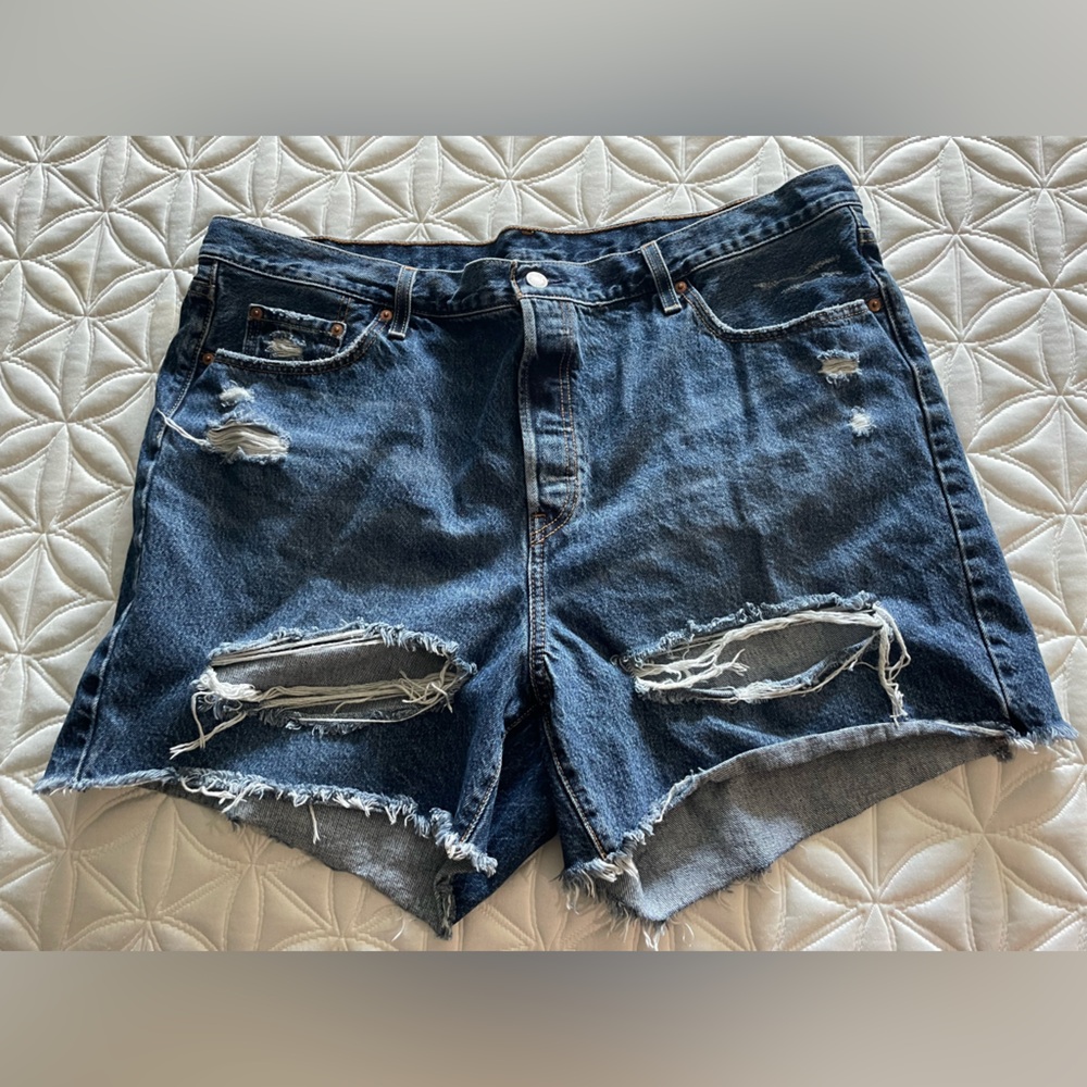 Levi's Women's 501 Original distressed Shorts dark wash size 20w